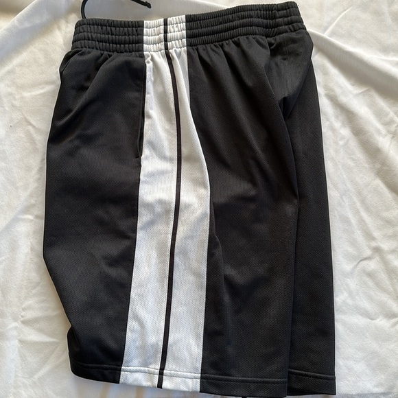 Men’s Under Armour shorts, sized medium. Great used condition. - Picture 5 of 5